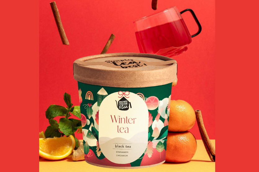 Winter Tea – czarna herbata z kardamonem i cynamonem w artystycznej aranżacji z fruwającymi przyprawami i czerwonym naparem