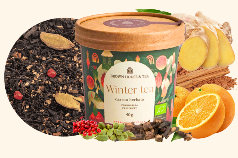 Winter Tea – czarna herbata z przyprawami korzennymi, pomarańczą i imbirem. Składniki widoczne wokół kraftowego opakowania