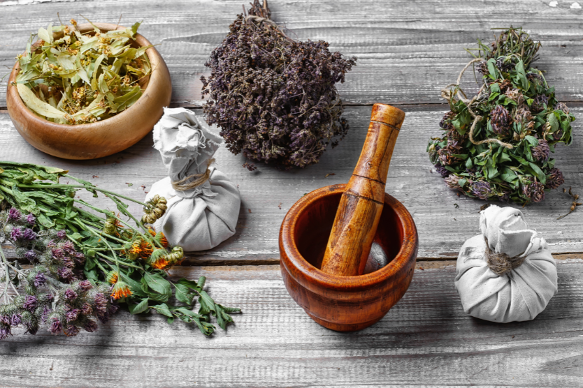  Zioła suszone i świeże z moździerzem do przygotowania naturalnych mikstur na kleszcze