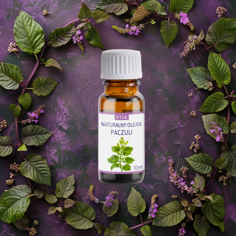olejek eteryczny paczulowy Etja 10 ml wśród liści i kwiatów paczuli na fioletowym tle, do aromaterapii i relaksu
