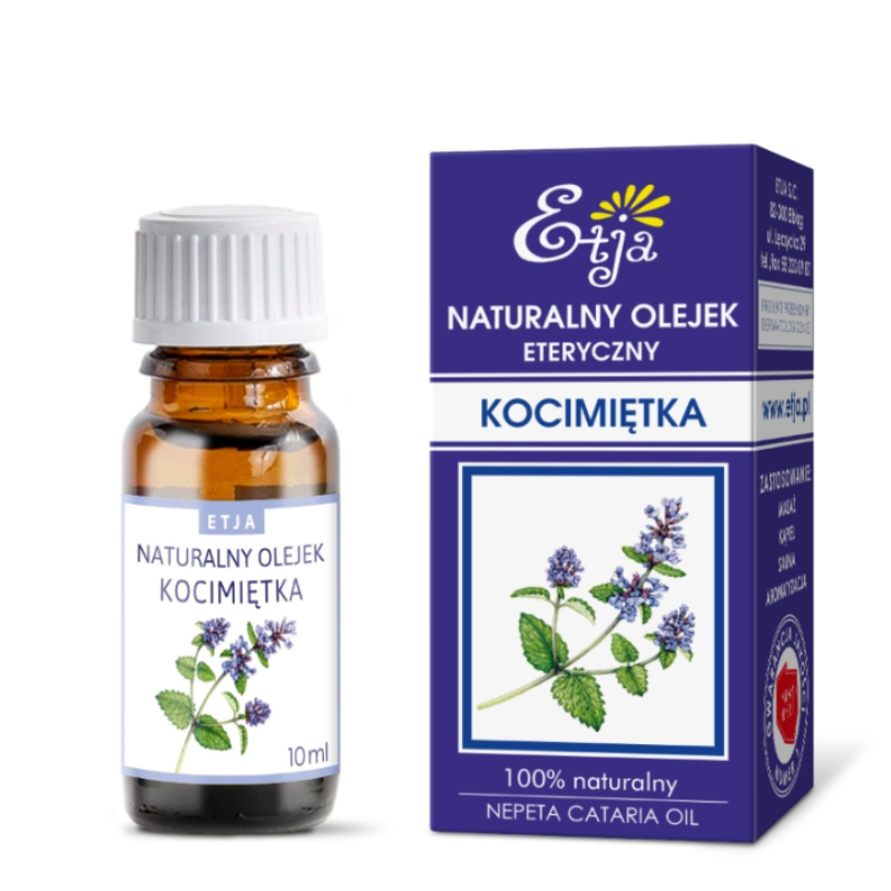 Na zdjęciu: naturalny olejek eteryczny Kocimiętka Etja 10 ml w szklanej butelce z białą nakrętką i kartonowym opakowaniem. Produkt przeznaczony do kominka, prania, kąpieli, dyfuzora i aromaterapii, z cytrusowo-ziołowym aromatem z nutą mięty.